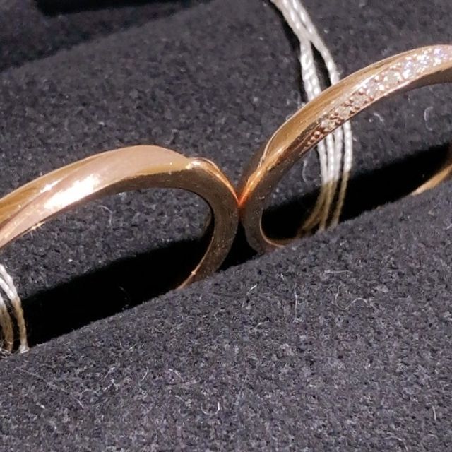 【TRECENTI(トレセンテ)の口コミ】 上面に斜めのラインで入っているメレダイヤモンドが印象的なリング。メレ…