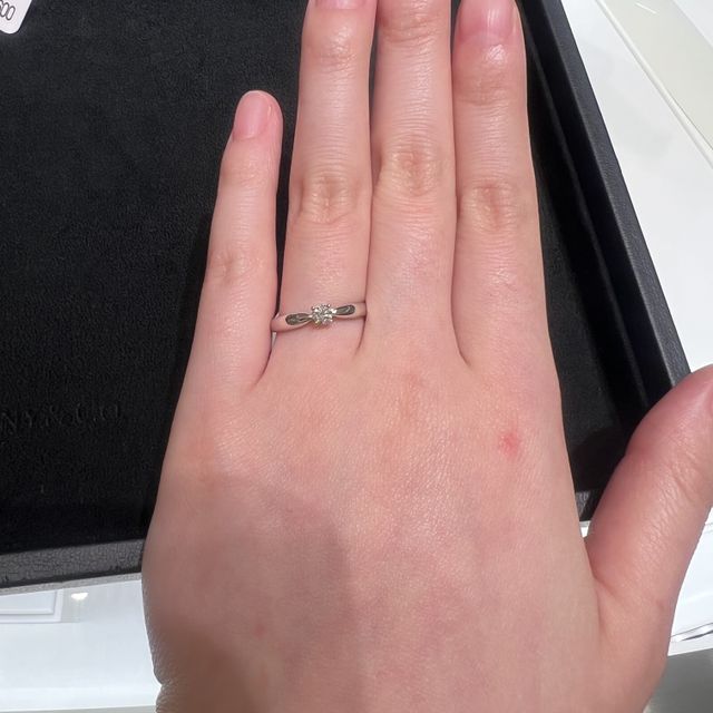 【ティファニー(Tiffany & Co.)の口コミ】 ダイヤの輝きが綺麗で、存在感があり、指も綺麗に見えました。お値段高い…