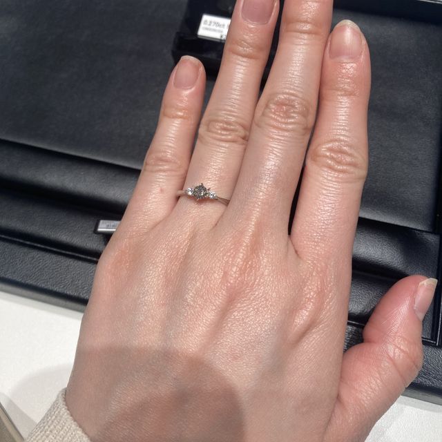 【ラザール ダイヤモンド(LAZARE DIAMOND)の口コミ】 デザインが素敵だった。元々、真ん中にダイヤモンド、両側にメレダイヤつ…