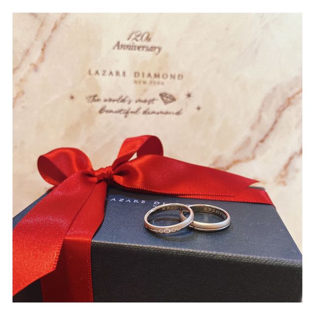 【ラザール ダイヤモンド(LAZARE DIAMOND)の口コミ】 指輪の半分がマットに加工がある、シンプルながら輝き方に特徴がある指輪…