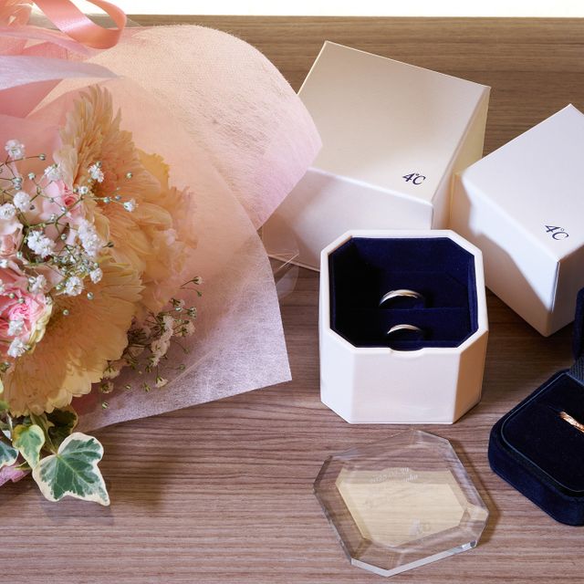 【4℃ BRIDAL(ヨンドシーブライダル)の口コミ】 デザインがかわいく
キラキラしすぎないもの、かつ
お洒落なデザイン（マ…