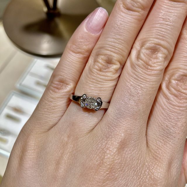 【カルティエ(Cartier)の口コミ】 唯一無二のデザインが気に入っています。シンプルな一粒ダイヤのソリテー…