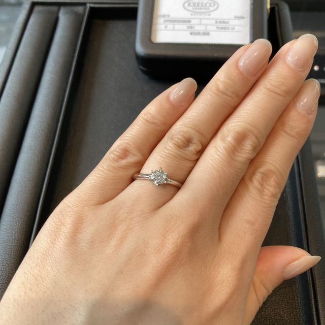 【エクセルコダイヤモンド(EXELCO DIAMOND)の口コミ】 シンプルなデザインでダイヤがよく映えます。太すぎ細すぎずのリングで、…