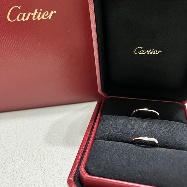 【カルティエ(Cartier)の口コミ】 ウェーブで石がついていた。裏側にも2石ついていて、ブランドのロゴも入っ…