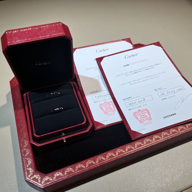 【カルティエ(Cartier)の口コミ】 ウェーブで石がついていた。裏側にも2石ついていて、ブランドのロゴも入っ…