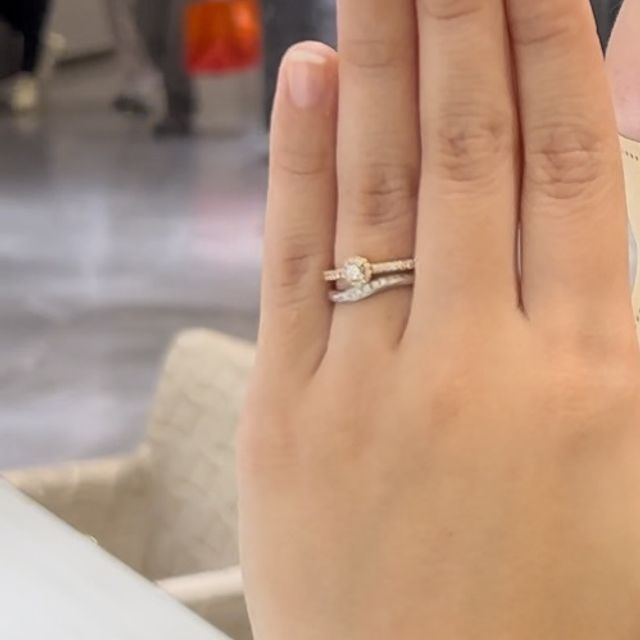 【ヴァンドーム青山(VENDOME AOYAMA)の口コミ】 　妻が着けて似合っていて本当に良かった。
　ダイヤモンドが散らばってい…