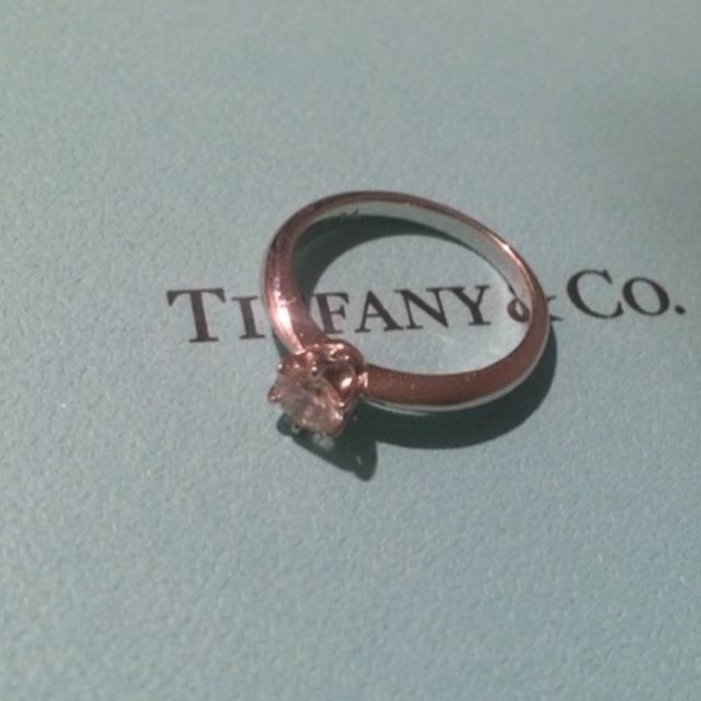 【ティファニー(Tiffany & Co.)の口コミ】 実物を見る前から決めていました。婚約指輪といえばティファニーのソリテ…