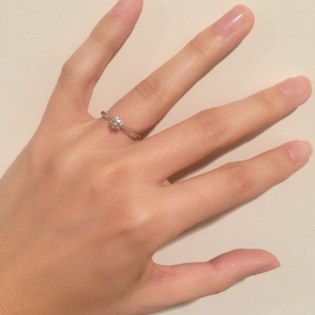 【ティファニー(Tiffany & Co.)の口コミ】 実物を見る前から決めていました。婚約指輪といえばティファニーのソリテ…