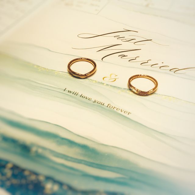 【4℃ BRIDAL(ヨンドシーブライダル)の口コミ】 他の店舗でみさせて頂いた時には、ウェーブラインで、石が小さなデザイン…