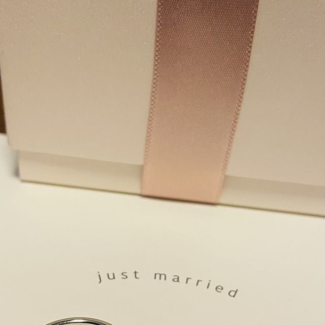 【アイプリモ(I-PRIMO)の口コミ】 プラチナとペールブラウンゴールドにダイヤがセットされたリングで肌馴染…