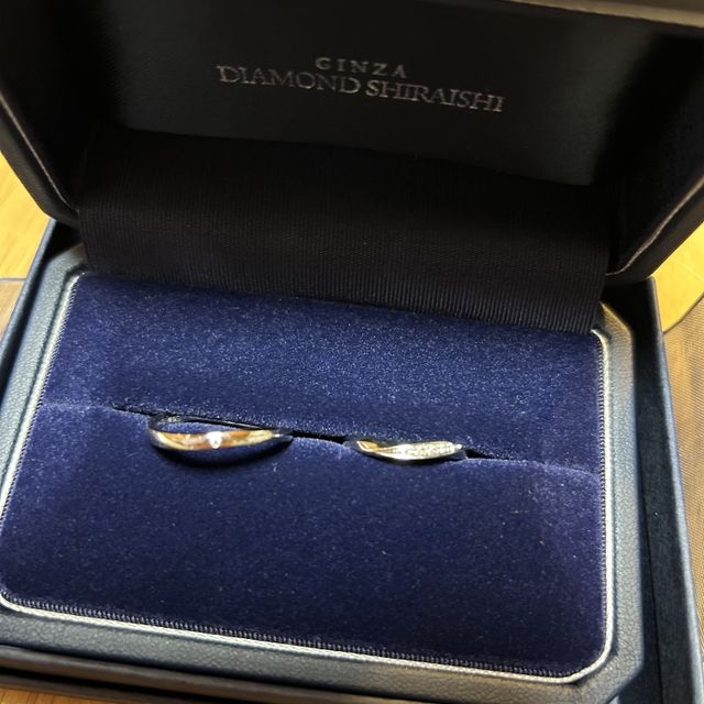 【銀座ダイヤモンドシライシの口コミ】 別のブランドで婚約指輪を買っていて、それと重ね付けできる結婚指輪を探…