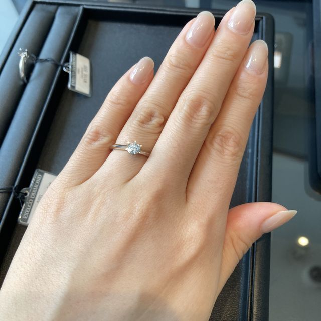 【エクセルコダイヤモンド(EXELCO DIAMOND)の口コミ】 シンプルかつ王道デザインですが、少しウェーブになっている点がシンプル…