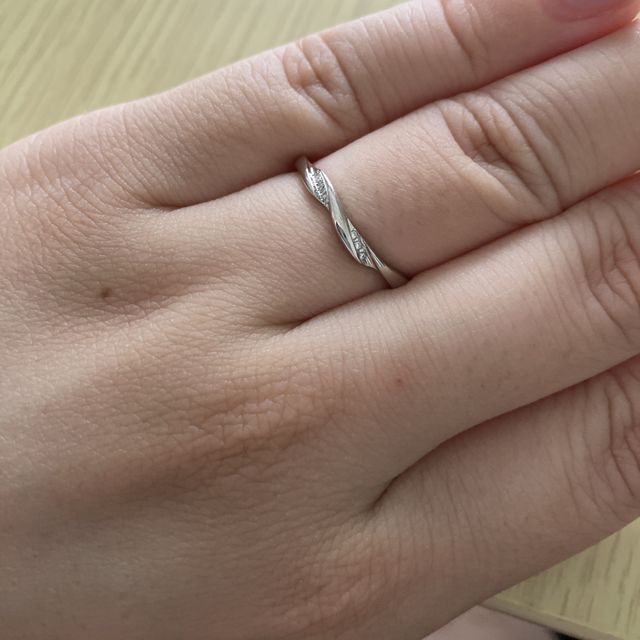【葵山葵(アオイワサビ)の口コミ】 指輪は細めのシンプルなものにしようと2人で初めから思っていたので
ダイ…
