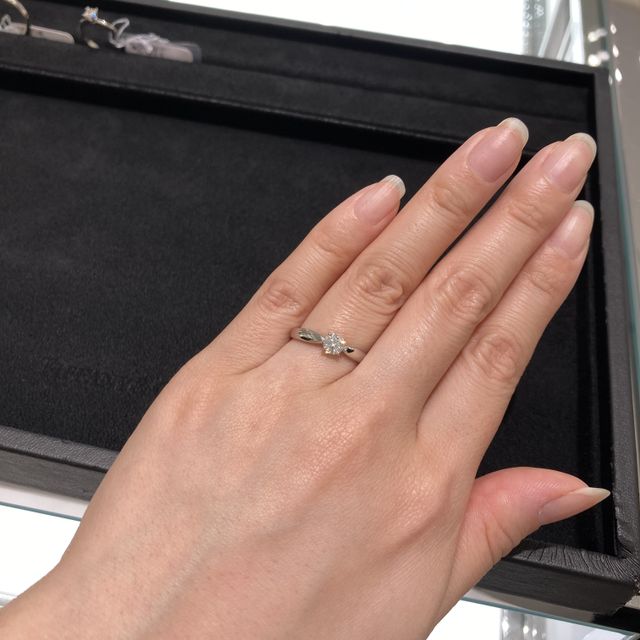 【ティファニー(Tiffany & Co.)の口コミ】 ハーモニーのラインの婚約指輪です。センターダイヤに向かって細くなるデ…