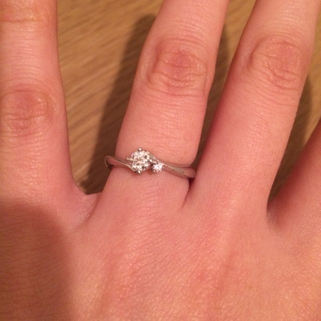 【4℃ BRIDAL(ヨンドシーブライダル)の口コミ】 石の輝きがとても綺麗だったことと、ピンクダイヤの大きさがちょうど良く…