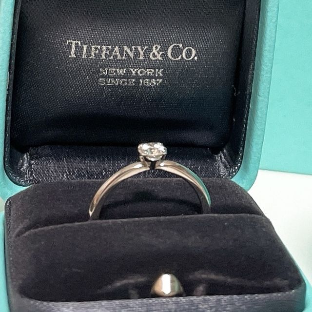 【ティファニー(Tiffany & Co.)の口コミ】 妻が王道が1番で昔からティファニーに憧れているのを知っていたので
婚約…
