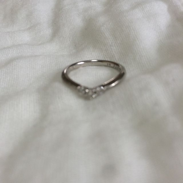 【ケイウノ ブライダル(K.UNO BRIDAL)の口コミ】 ダイヤモンドの存在感があるが、派手すぎないデザインのところに魅かれま…