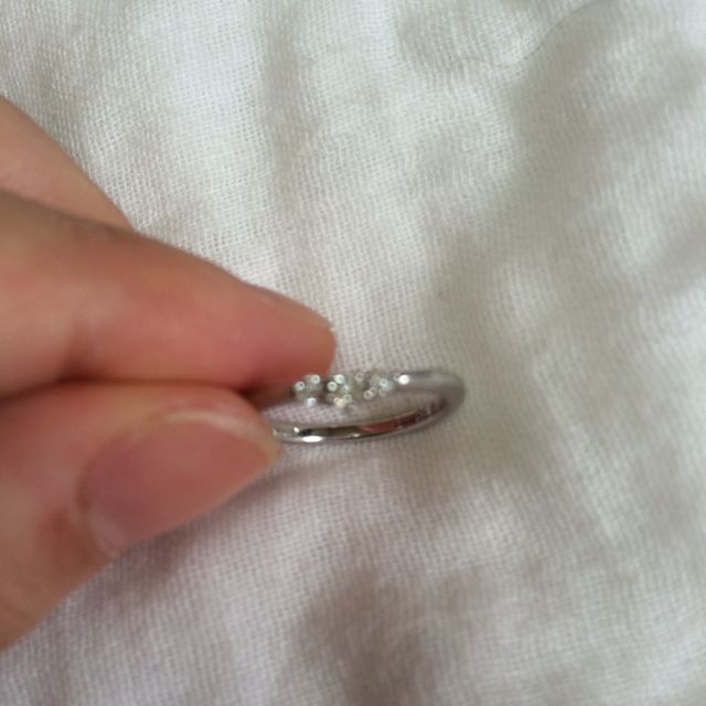 【ケイウノ ブライダル(K.UNO BRIDAL)の口コミ】 ダイヤモンドの存在感があるが、派手すぎないデザインのところに魅かれま…