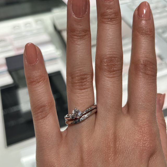 【CAFERING(カフェリング)の口コミ】 中央に0.1カラットのダイヤモンドがついており、若干V字になっています。V…