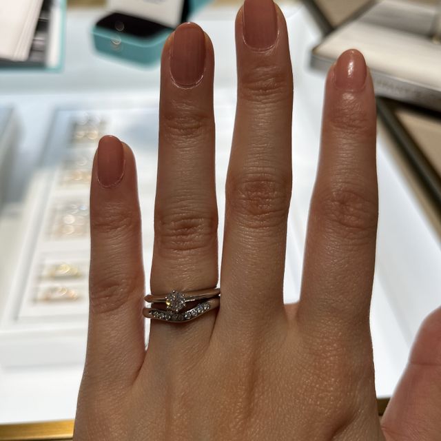 【ティファニー(Tiffany & Co.)の口コミ】 指の中心に向かってV字になっているので、婚約指輪との組み合わせがとても…