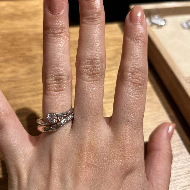 【ith(イズ)の口コミ】 かなりV字のカーブが強くなっているタイプのセットリングです。婚約指輪は…