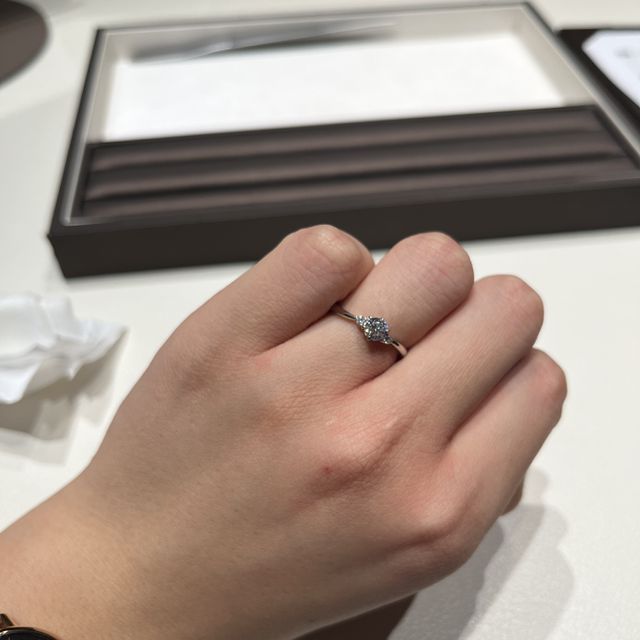 【アイプリモ(I-PRIMO)の口コミ】 指輪のデザインが好みかつ、ダイヤに運命を感じたため。

何店舗か回った…