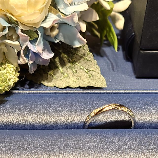 【銀座ダイヤモンドシライシの口コミ】 指輪の決め手は、常につけていても問題ない幅の広さと、流れるような綺麗…