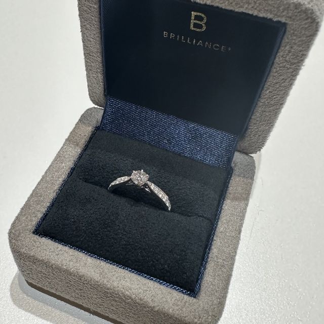 【BRILLIANCE+(ブリリアンスプラス)の口コミ】 まずはデザインでこちらの婚約指輪にしようと思いました。実際に試着しに…
