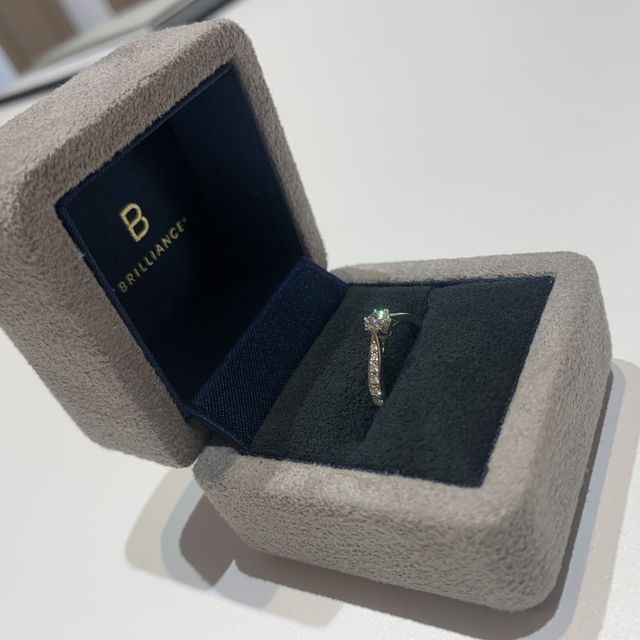 【BRILLIANCE+(ブリリアンスプラス)の口コミ】 パートナーの希望で好きなデザインを選んでもらいました。
結婚指輪との重…