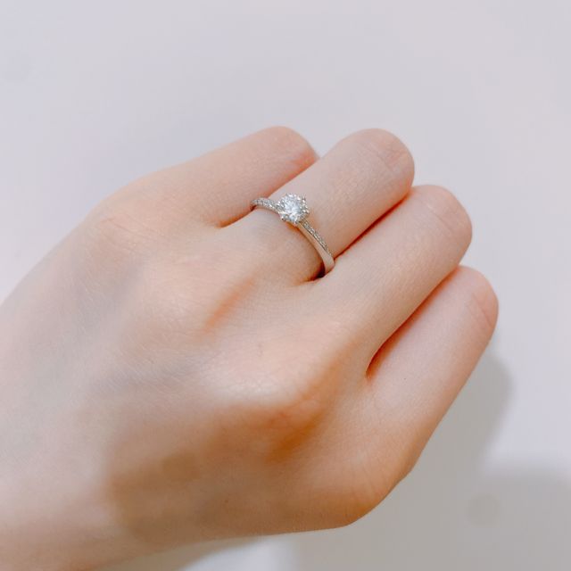 【BRIDGE(ブリッジ)の口コミ】 指がかなり細いため、デザインが浮いてしまう指輪も多かったなか、繊細で…