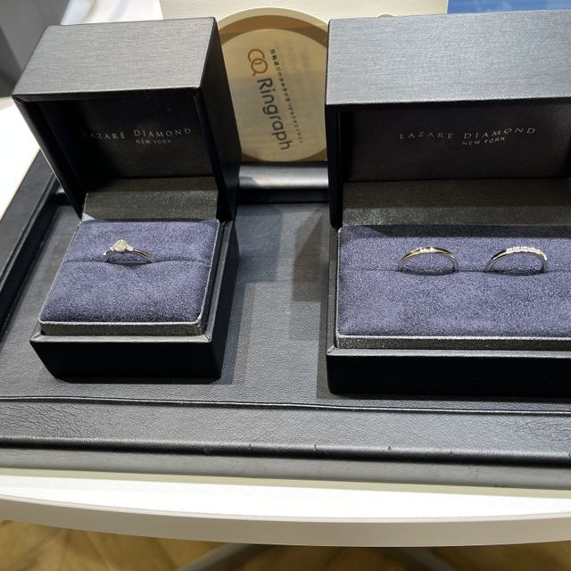 【ラザール ダイヤモンド(LAZARE DIAMOND)の口コミ】 新婦分はキラキラしたデザインがとても良かったのが決め手となった。指の…