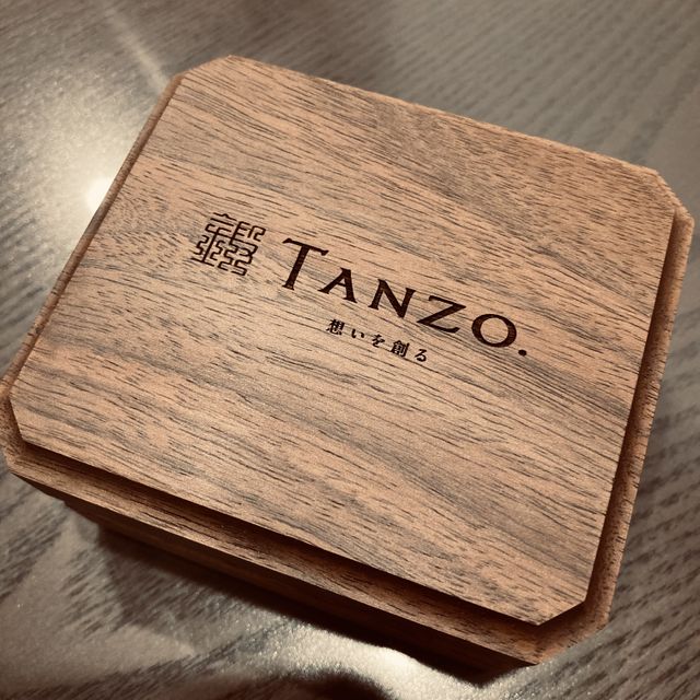 【TANZO.(鍛造指輪)の口コミ】 シンプルで幅が通常より厚めで指に少し食い込むような丸みのあるデザイン…
