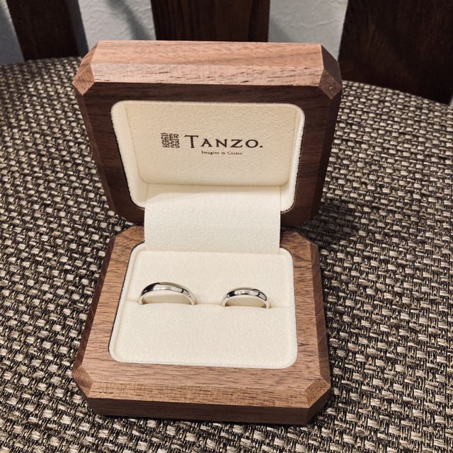 【TANZO.(鍛造指輪)の口コミ】 シンプルで幅が通常より厚めで指に少し食い込むような丸みのあるデザイン…