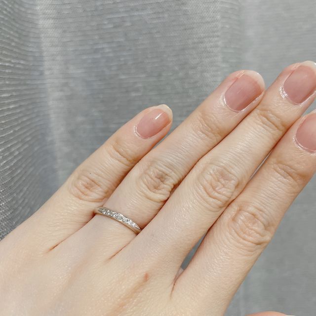 【宝寿堂(ほうじゅどう)の口コミ】 婚約指輪と重ね付けできるデザインで探してました。
ストレートラインの指…