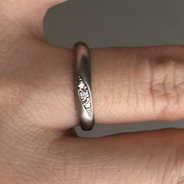 【HASUNA(ハスナ)の口コミ】 シンプルだけど華やかさも感じるデザインに惹かれました。
ダイヤのついた…