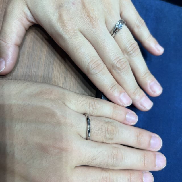 【4℃ BRIDAL(ヨンドシーブライダル)の口コミ】 360度回転のウェーブの指輪が、婚約指輪とあって、気に入りました。デザイ…