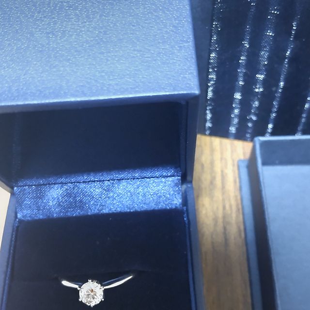 【銀座ダイヤモンドシライシの口コミ】 デザインがすごくかわいくて、プロポーズしてもらったときに感動して泣き…