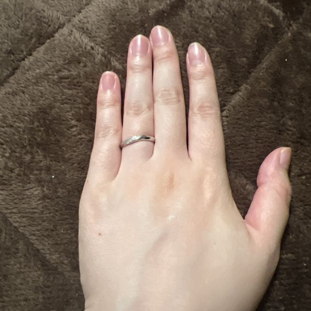 【アイプリモ(I-PRIMO)の口コミ】 ウェーブでダイヤモンドが斜めに入っているデザインが気に入りました。3石…