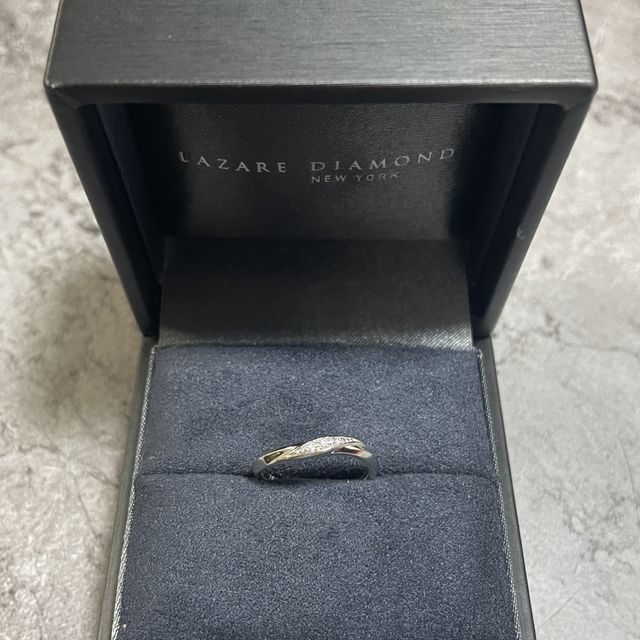 【ラザール ダイヤモンド(LAZARE DIAMOND)の口コミ】 指が長く見えるデザインにしたいと決めており、指の形的にストレートより…