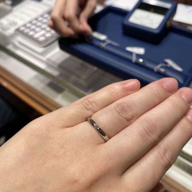 【銀座ダイヤモンドシライシの口コミ】 一粒のダイヤモンドなのはよくあるデザインなのですが、石が浮いて留めて…