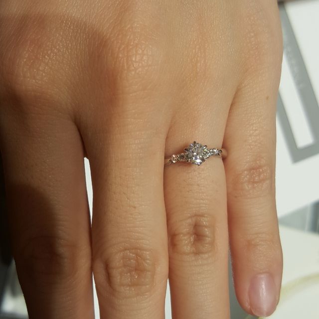 【エクセルコダイヤモンド(EXELCO DIAMOND)の口コミ】 デザインとダイヤモンドの輝きがすばらしいです。
ダイヤモンドがちりばめ…