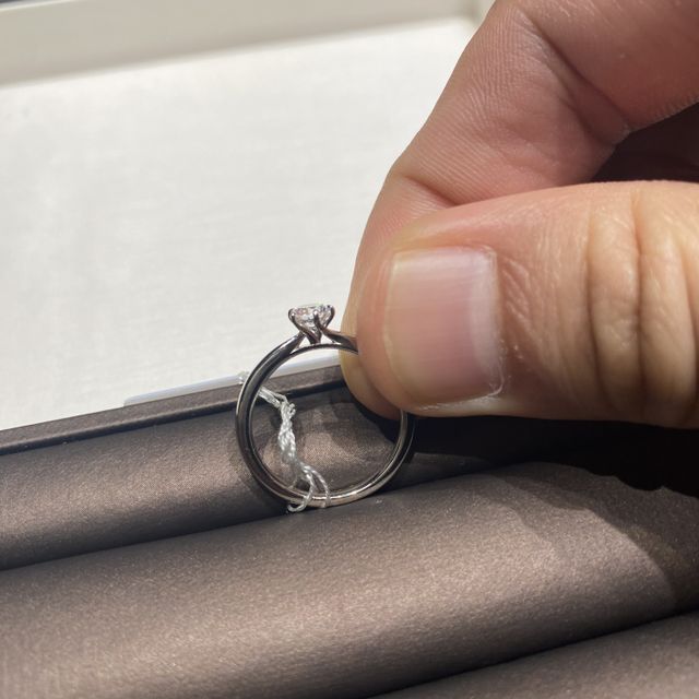 【アイプリモ(I-PRIMO)の口コミ】 試着させていただいた婚約指輪は、とにかく横顔が好みでした。甘い系や可…