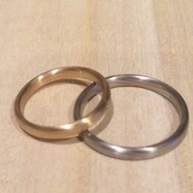 【俄(にわか)の口コミ】 普段全くアクセサリーをつけない主人が結婚指輪は木目がいいという希望が…