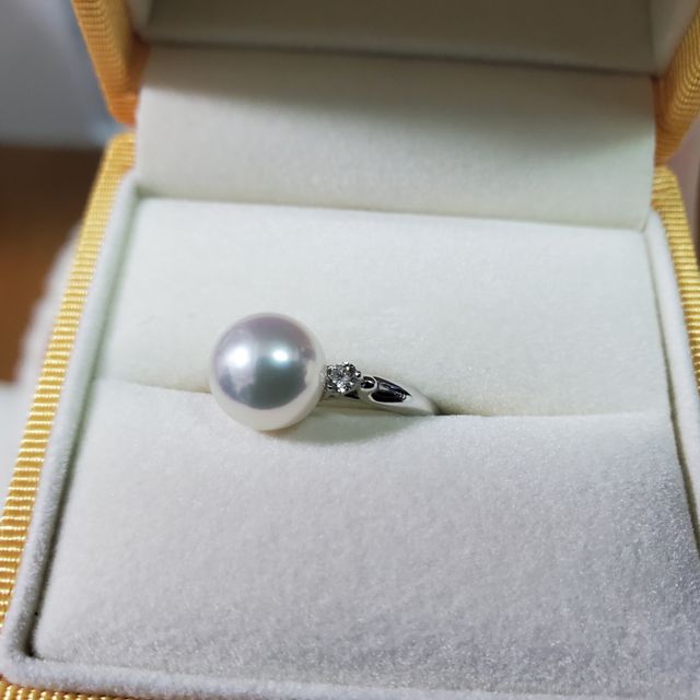 【ケイウノ ブライダル(K.UNO BRIDAL)の口コミ】 デザイナーさんにお願いして、二人のイニシャルの台座で真珠をのせれたと…