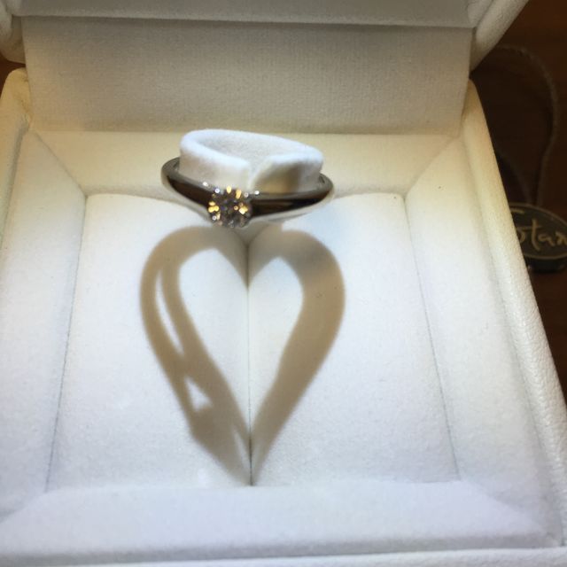 【STAR JEWELRY(スタージュエリー)の口コミ】 指輪を探す際、ダイヤがあまり突出していないこと、結婚指輪と重ね付けで…