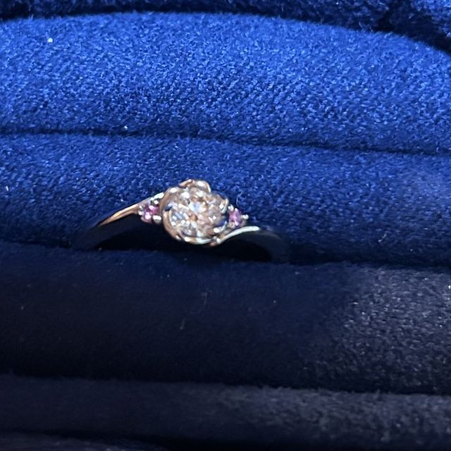 【TRECENTI(トレセンテ)の口コミ】 ダイヤモンドの枠が花の形になっていることで、可愛さもさることながら、…