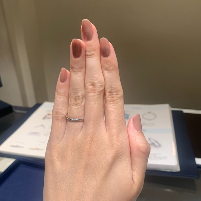 【銀座ダイヤモンドシライシの口コミ】 指が綺麗に見えるウェーブのデザインです。似たデザインがいつくかありま…