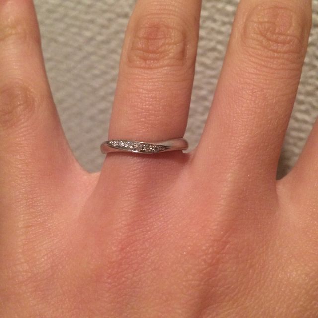 【4℃ BRIDAL(ヨンドシーブライダル)の口コミ】 柔らかく流れるような曲線がとても美しく、ダイヤモンドも大きすぎずさり…