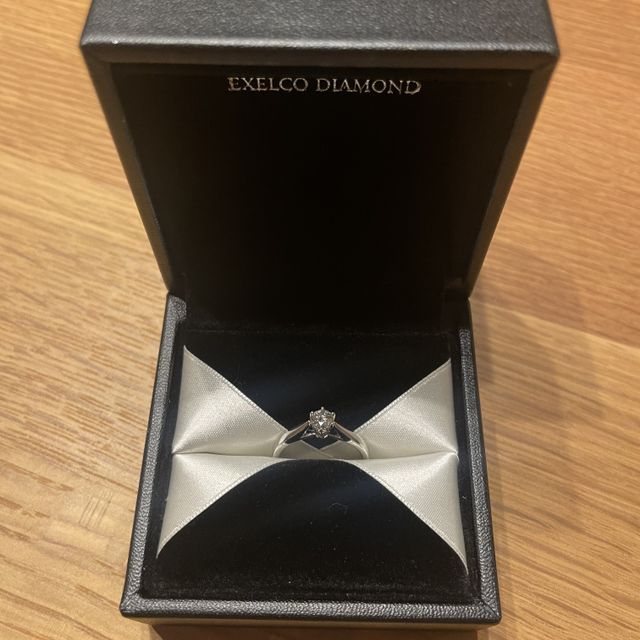 【エクセルコダイヤモンド(EXELCO DIAMOND)の口コミ】 元々、メレダイヤの入ったものにする予定でしたが、実際にこのシンプルな…