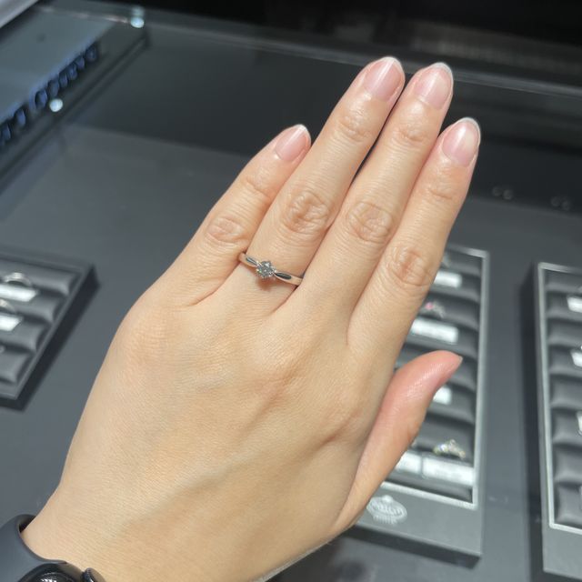 【エクセルコダイヤモンド(EXELCO DIAMOND)の口コミ】 元々、メレダイヤの入ったものにする予定でしたが、実際にこのシンプルな…
